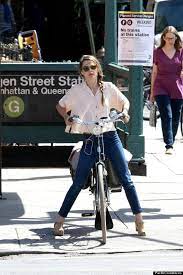 19 Famous People Acting Like Regular People In New York City Keri Russell Famous Famous People