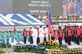 Lirik lagu hari kebangsaan 2015 | tema hari kebangsaan 2015 pada tahun ini adalah sehati sejiwa yang menggambarkan perpaduan, kesefahaman, bersatu seluruh rakyat malaysia. Royal Malaysian Navy On Twitter Acara Menaikkan Bendera Jalur Gemilang Dataranmerdeka Sehatisejiwa Navypeople 1mindef Hishammuddinh2o