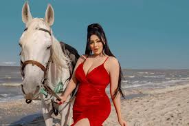 تداول رواد مواقع التواصل الاجتماعي صور للموديل المصرية المثيرة للجدل سلمي الشيمي بالحجاب قبل دخولها مجال الدعايا والإعلان. Ø¨ÙˆØ§Ø¨Ø© Ø§Ù„ÙˆÙØ¯ Ø¨ÙˆØ§Ø¨Ø© Ø§Ù„ÙˆÙØ¯ Ø¨Ø¹Ø¯ ÙÙˆØªÙˆØ³ÙŠØ´Ù† Ø³Ù‚Ø§Ø±Ø© Ùˆ Ø§Ù„Ù…ÙˆØ² Ø³Ù„Ù…Ù‰ Ø§Ù„Ø´ÙŠÙ…ÙŠ ØªØ«ÙŠØ± Ø§Ù„Ø¬Ø¯Ù„ Ø¨Ø¬Ù„Ø³Ø© ØªØµÙˆÙŠØ± ÙØ§Ø¶Ø­Ø© Ù…Ø¹ Ø­ØµØ§Ù† Ù†Ø¬Ù„Ø§