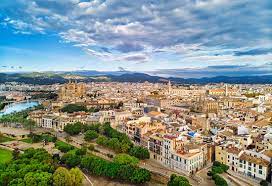 Una gran cantidad de madrileños y turistas de otras comunidades autónomas. Palma De Mallorca Die Pulsierende Hauptstadt Der Baleareninsel Ferienhaus Mallorca