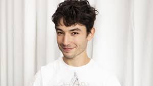 Frases para evitar e não sermos incovenientes ao. Ezra Miller Falar Sobre Ativismo E Binaridade As Pessoas Nao Endentem