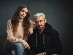 Una cronaca dei crimini di ted bundy, dal punto di vista della sua fidanzata di lunga data, elizabeth kloepfer, che ha rifiutato di credere alla verità su di lui per anni. Ted Bundy Lily Collins Ha Incontrato L Ex Ragazza De Serial Killer Per Prepararsi Al Ruolo