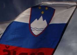In 2003 kwam er een beweging op gang die de vlag graag veranderd wilde zien vanwege het feit dat hij teveel op die van rusland en slowakije lijkt. Rente Slovenie Stijgt Tot 7 Procent Overig Bndestem Nl