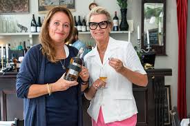 Sångerskan eva dahlgren sjunger för sin gamla vän, och avslöjar tårarna. Mackmyra Whisky Goes Efva Attling Vinsider