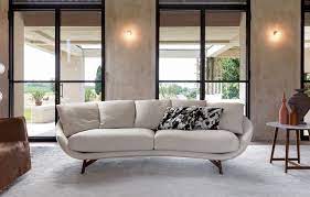 Das Elegante Sofa Avi Es Verbindet In Seinem Design Klassische Elemente Mit Einer Modernen Optik Die Einhullenden Sanften Linie Sofa Stoff Gebogenes Sofa Sofa