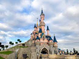 .between disneyland® resort paris and either your paris city center hotel or the major parisian you'll see stunning views of the river seine, castles around paris.and many more for you to discover. Rumor Sleeping Beauty Castle May Undergo Extensive Refurbishment At Disneyland Paris No Christmas Lights Installed This Year
