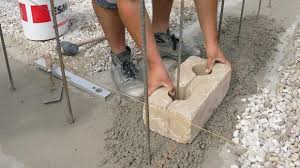 Setzen Des Ersten Betonsteines Der Gartenmauer Gartenmauer Selber Bauen Gartenmauer Garten