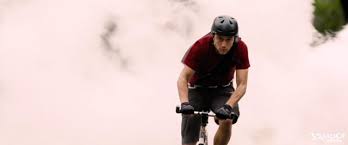 In manhattan, a bike messenger picks up an envelope that attracts the interest of a dirty cop, who pursues the cyclist throughout the city. Premium Rush Trailer Makes Joseph Gordon Levitt Our Greatest Bike Messenger I Watch Stuff