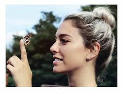 Jun 10, 2021 · este miércoles, los protagonistas de la noche eran monstruita, perro, mariposa, plátano y flamenco, que además de cantar con sus voces reales han dado pistas sobre quienes son en realidad. Blanca Suarez El Amor Es Como Una Mariposa Si Lo Facebook