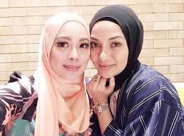 Vivy yusof sumbang 1,700 tudung bernilai rm255,000 kepada frontliners. Rotikaya Tahniah Neelofa Dan Vivy Yusof Antara 11 Rakyat Malaysia Yang Tersenarai Dalam Forbes 30 Under 30 Facebook