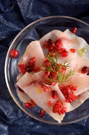Il carpaccio di pesce spada è un antipasto elegante, adatto ad aprire un pasto di festa con leggerezza! Menu Delle Feste In 2 Ore Si Puo Carpaccio Di Spada Ai Frutti Rossi Ilgattoghiotto It