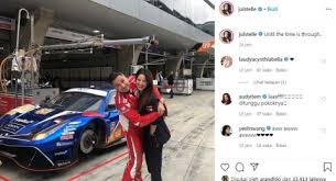 Lama tidak muncul di publik, aktris julie estelle mengumumkan bahwa ia telah menjadi istri sah dari pembalap david tjiptobiantoro. I7nlfcizr1molm