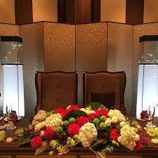 お2人のメインのお席に和の演出を添えて 後ろのライトと金魚が幻想的な雰囲気を創り出します kotowa鎌倉鶴ヶ岡会館 鎌倉 結婚式 神前式 和婚 和装 高砂 メイン席 テーブルコーディネート 会場装飾 プレ花嫁 dearswedding テーブルコーディネート 鎌倉 テーブル