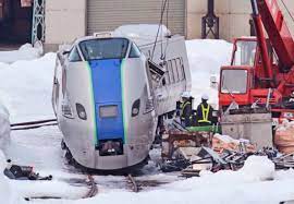 ｊｒ北海道が開発を中止した新型特急用ディーゼル車 ２８５系 の試作車３両の解体作業が 札幌市東区のｊｒ苗穂工場で行われている 解体後はスクラップとして業者に売却される予定だ ２日は 作業員らがクレーンで車両のドアや窓を取り外した後 車体 鉄道 写真