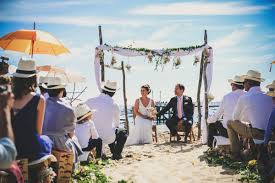 Vous pouvez potentiellement vous passer la bague au doigt devant les vagues sur toutes les plages de floride. Deco Mariage Sur La Plage Ma Decoration Chic De Bord De Mer