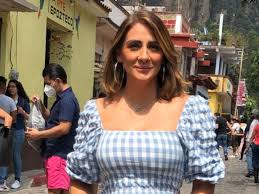Diez años después, en agosto de 2011, azalia volvió a saltar a la fama tras ser captada en estado inconveniente mientras le reclamaba e insultaba a un policía. Be Njqfgio3mdm