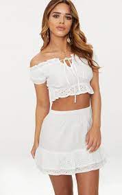 Top broderie anglaise en coton. Petite Crop Top Blanc Avec Bandes De Broderie Anglaise Et Encolure Bardot Blanc From Prettylittlething On 21 Buttons