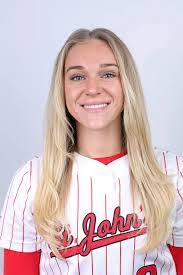 Kacee Cox's Instagram, Twitter & Facebook