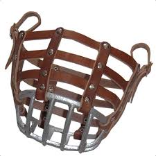 Notre boutique vous propose une large variété de muselières adaptées à toutes les races canines pour la sécurité et le confort de votre compagnon fidèle. Museliere Cuir Grille Metal Pour Etalon Panier De Pre Pour Cheval