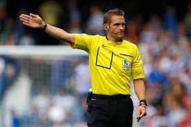 Satu orang sebagai wasit utama, dua orang wasit pembantu atau hakim garis, dan satu orang wasit cadangan. Kriteria Wasit Ideal Dalam Sepak Bola Bincang Syariah