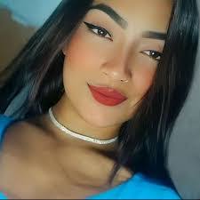 Ester Fernandes's Instagram, Twitter & Facebook