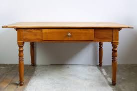 Utensilios de reposteria, vajillas, cosas viejas, cosas bonitas, balanza de cocina, cosas azules, objetos hecha a mano en madera maciza con un cuidado meticuloso, la mesa se puede ajustar y se inclina. Mesa De Cocina Antigua De Cerezo Decada De 1890 En Venta En Pamono