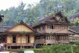 Rumah adat ini sebenarnya merupakan perluasan dari keraton tertua di cirebon, yakni pakungwati. Rumah Adat Jawa Barat Kasepuhan Info Gtk
