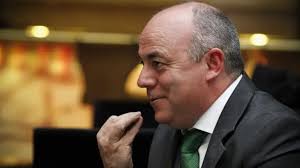 Dou-lhe qualquer coisa, para ele ficar contente"