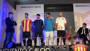 Maglia bologna calciomaglia brescia calciomaglia latina calciomaglia napoli calciomaglia palermo. Benevento Alle 13 La Presentazione Delle Nuove Maglie Ottopagine It Benevento