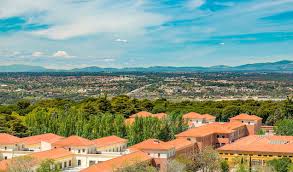 A 10 minutos de la castellana, 10 minutos de la universidad complutense moncloa y junto al parque de la dehesa de la villa que cuenta con circuito para la práctica del running y bicicleta. New Build Flats In Madrid Celere Dehesa De La Villa Development