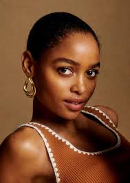 Joias elegantes: fantasia e coloridas ou banhadas a ouro