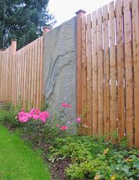 Mit der anschaffung einer zaunanlage gestalten sie sich ihren ganz persönlichen gartenbereich, einen ort, an dem sie den. Zaun Sichtschutz Natur Holz Gartengestaltung Gartenbau Reischl Bayerischer Wald