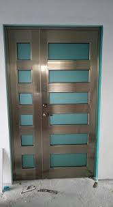 Trabajador manual haciendo el trabajo en la máquina para cortar. Puertas Principales De Aluminio Disenos De Puertas Modernas