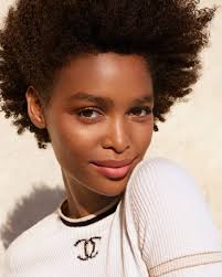 LES BEIGES. NATURAL IS A STYLE. A naturally radiant healthy glow with an  imperceptible makeup finish. Intuitive and extremely simplified  application, even without a mirror. Formulas with fine and lightweight  textures that