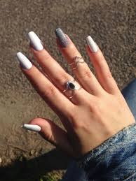 Otro de los diseños tendencia para las uñas blancas 2020 es este que os mostramos, con unas uñas de base blanca que aprovecha el brillo de esta para que podamos dibujar sobre ellas unos pequeños. 42 Mejores Disenos De Unas En Tendencia 2019 Decoracion Unas De Gel Blancas Manicura De Unas Disenos De Unas Blancas