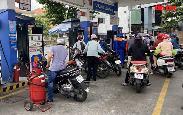 Bảng giá xăng dầu hôm nay 10/5: Dầu diesel 'thủng đáy', xăng RON 95 'rẻ như  cho', giá lăn bánh Mazda CX-5 giảm cực mạnh