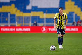 Born 15 october 1988) is a german professional footballer who plays as an attacking midfielder for süper lig club fenerbahçe. Mesut Ozil On Twitter Takimimla Ciktigim Ilk Derbimin Daha Farkli Sonuclanmasini Isterdim Dun Aksamki Sonuctan Dolayi Cok Uzgunuz Fakat Ben Fenerbahce Ye Takim Arkadaslarim Ve Taraftarimizla Buyuk Zaferler Ve Kupalar Kazanmaya Geldim Yolumuz