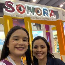 Un día estás viendo los canales de creadores de contenido que te inspiraron  a comenzar en tu recamara y en otro compartes con ellos escenario en un  evento enfocado a viajes en