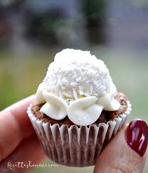 Des Petits Muffins Moelleux Au Chocolat Coco Et Raffaelo Qui Plairont Aux Plus Gourmands La Rece Mini Muffins Chocolat Chocolat Raffaello Molleux Au Chocolat