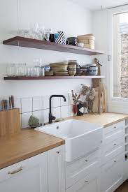 A Paris Un Duplex De 70 M Decore Dans Une Optique Ecologique Cuisine Blanche Et Bois Choses De Cuisine Placard Cuisine