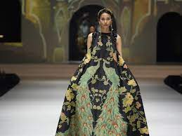 12 inspirasi kebaya untuk mama di hari pernikahanmu sumber gambar. Bangga 10 Desainer Indonesia Ini Sukses Pamerkan Batik Ke Internasional