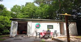 sk5k dit vrijstaande chalet is geschikt voor 2 volwassenen 2 kinderen en 1 baby er is een woonkamer met eethoek en een o buitendecoraties chalets kinderbedje