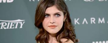 Alexandra Daddario vai estrelar e produzir a adaptação O Segredo de Emma  Corrigan