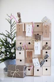 Passend zur jahreszeit möchte ich dir heute meinen selbstgebauten adventskalender in form eines hauses aus holz vorstellen. Wer Wird Am Valentinstag Beschenkt Valentinstag Ideen Basteln Weihnachten Adventskalender Adventskalender Selber Basteln Adventkalender