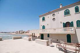 E' la casa resa celebre dalla serie tv  il commissario montalbano Dormire A Casa Di Montalbano Ecco Come