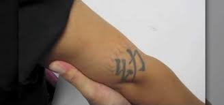 Finding placement for tattoos that don't stretch and aging tattoos can be important to how that ink looks 50 years from now. How To Stretch The Skin While Giving A Tattoo Tattoo Wonderhowto