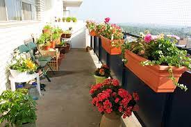 There are several types of lightweight pots that come with. 20 Diy Railing Planter Ideas For Balcony Gardeners