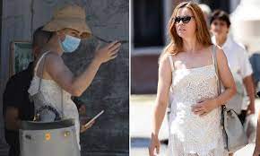 A former national rollerskating champion and model, george began. Melissa George 43 Tenderly Touches Her Tummy During A Stroll In Venice Daily Mail Online