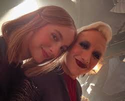 오늘이 샌드맨의 새로운 에피소드가 첫 방송되는 마지막 날입니다. 그리고 우리 자매 죽음에게 바치는 에피소드라니 뭔가 아름다운 것이  있습니다. 이 쇼는 나를 끝없이 감동시켰습니다, 여러분 모두에게도 그랬으면 좋겠습니다. 샌드맨의 마지막 에피소드가 지금 스트리밍