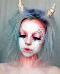 Teufel Schminken Schminkideen Fur Kinder Zwei Horner Weisses Gesicht Blaugraues Haar Halloween Schminktipps Fantasy Make Up Schminktipps